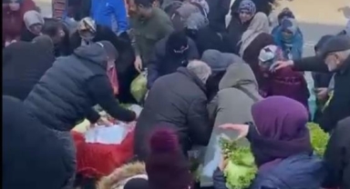 Pazar tezgahını satın aldı, vatandaşlara dağıttı