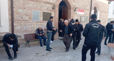 Polis namaz sonrası broşür dağıttı