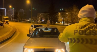 Polisi gören geri vitese taktı