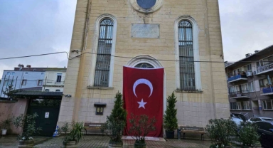 Silahlı saldırının düzenlendiği kiliseye Türk bayrağı asıldı