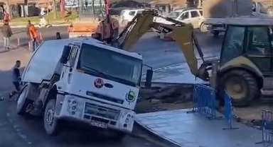 Temizlik kamyonunun geçişi esnasında yol çöktü