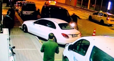 Ters şeritten gelip lüks otomobile çarpıp kaçtı