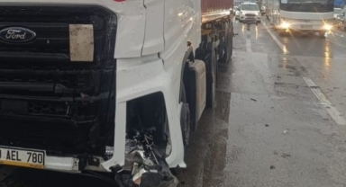 Tır, kırmızı ışıkta bekleyen araca çarptı: 3 yaralı