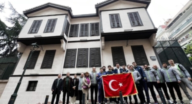Tofaş Basketbol Takımı, Atatürk’ün evini ziyaret etti