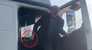 Trafikte tartıştığı adama çekiçle saldırdı