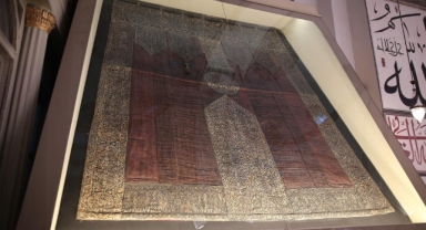 Ulu Cami’deki Kabe örtüsünün püskülleri koruma altında