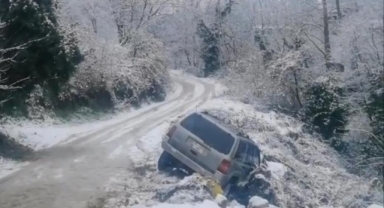 Uludağ yolu çarpışan otomobil pistine döndü