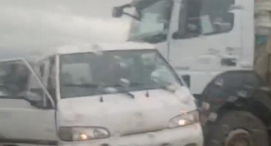 Yağmurda duramadı önündeki araçlara çarptı