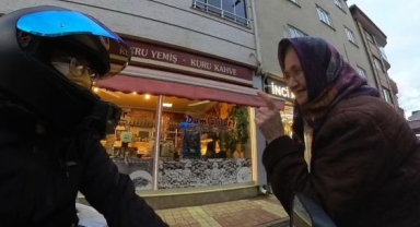 Yaşlı kadınla motosikletli gençlerin diyalogu gülümsetti