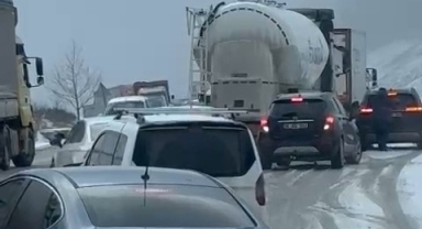 Yollar buz tuttu, araçlar yolda kaldı