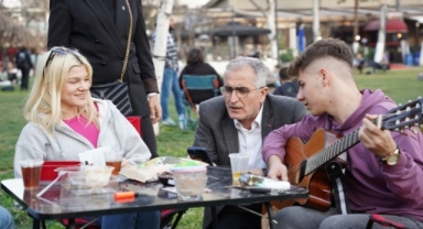AK Parti Nilüfer Belediye Başkan adayı Çolak'tan gençlerle müzik sohbeti