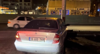 Alkollü sürücü yol ayrımındaki direğe çarptı