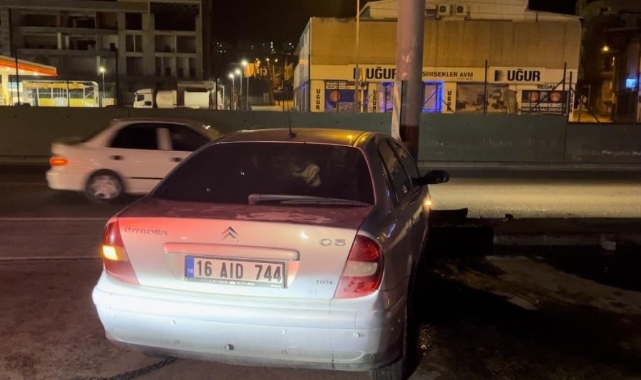 Alkollü sürücü yol ayrımındaki direğe çarptı
