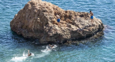 Antalya’da sıcak havayı gören kendini denize attı