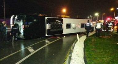 Balıkesir’de döner kavşağa hızlı giren otobüs devrildi