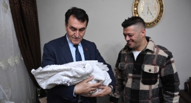 Bebeğin kulağına ilk ezanı Başkan Dündar okudu