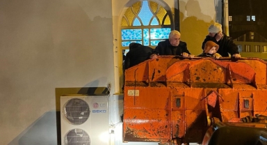 Borçka'da sel yüzünden cemaat camide mahsur kaldı