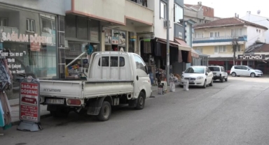 Bursa’da hızla ilerleyen minibüs 2 kişiye çarptı