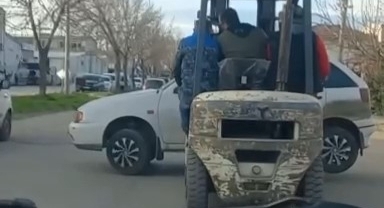 Bursa'da otomobili forklift ile taşıdı