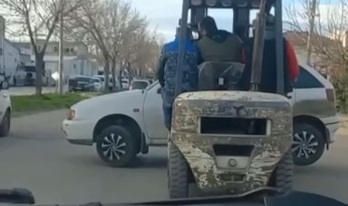 Bursa'da otomobili forklift ile taşıdı