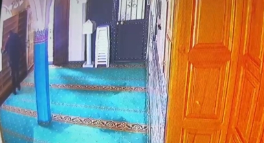Cemaatin ayakkabılarını denedi, kendine olanı çaldı