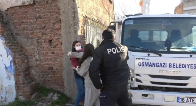 Çöp evi boşaltılan kadın polislere saldırdı