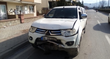 Ehliyet sınavındaki kadının aracına kamyonet çarptı