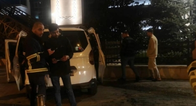 Ehliyetsiz sürücü kontrolden çıkıp üst geçide çarptı