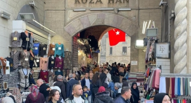 Güzel havada Tarihi Çarşı tıklım tıklım