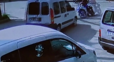 Hafif ticari araç ile motosiklet çarpıştı: 1 yaralı