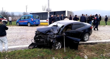Halk otobüsüyle otomobil kafa kafaya çarpıştı
