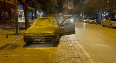 İnegöl'de yanan aracı polis söndürdü