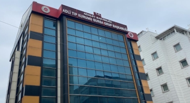 Kalıp çakan inşaat işçisi 4.katta yere çakıldı