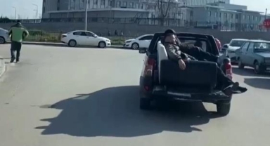 Kamyonet kasasında tehlikeli yolculuk