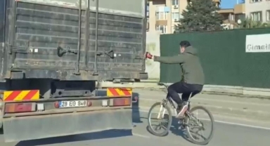 Kamyonun kasasına tutunarak yolculuk kamerada