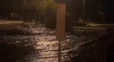 Karacabey'de boru patladı, yollar göle döndü