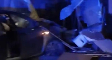 Kontrolden çıkan otomobil dükkana girdi