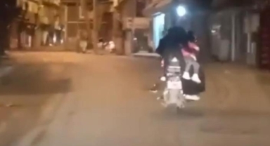 Motosiklete 4 kişi bindiler, hayatlarını hiçe saydılar