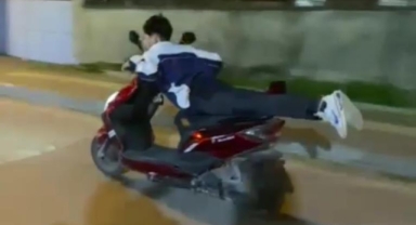 Motosikletin üzerine uzanan genç, canını böyle hiçe saydı