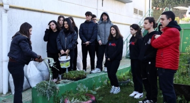 Nilüfer’de öğrenciler ders arasında fide ektiler