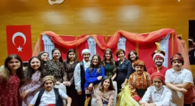 Öğrenciler sahnenin tozunu attırdı