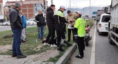 Orhangazi'de motosiklet yayaya çarptı: 2 yaralı