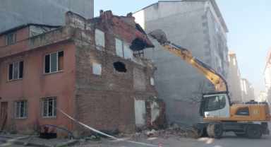 Osmangazi’de 3 katlı metruk bina yıkıldı