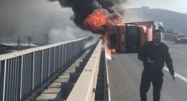 Otobanda kaza yapan tır alevlere teslim oldu