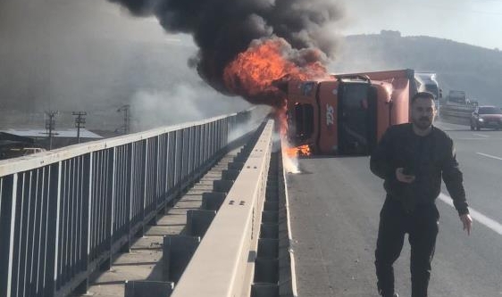 Otobanda kaza yapan tır alevlere teslim oldu