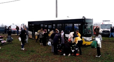 Otobüsle çarpışan otomobil sürücüsü hayatını kaybetti