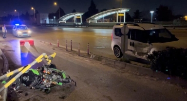 Otomobilin çarptığı motosiklet hurdaya döndü