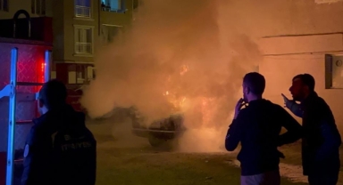 Park halindeki araç alevlere teslim oldu