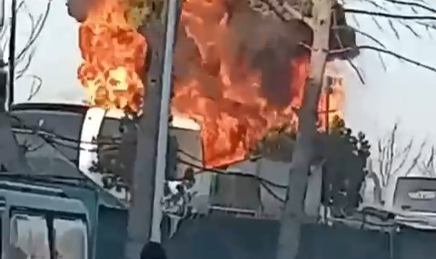 Park halindeki otobüs alev alev yandı