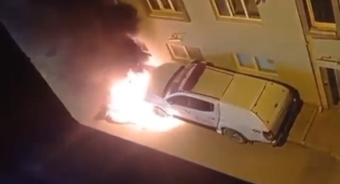 Park halindeki pick-up alev alev yandı